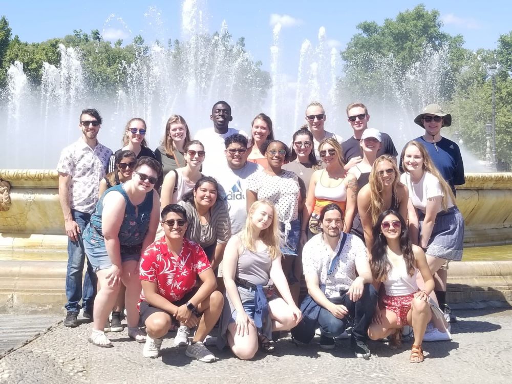 Students-pose-in-front-of-fountain-at-plaza-de-espana-in-spain.jpg